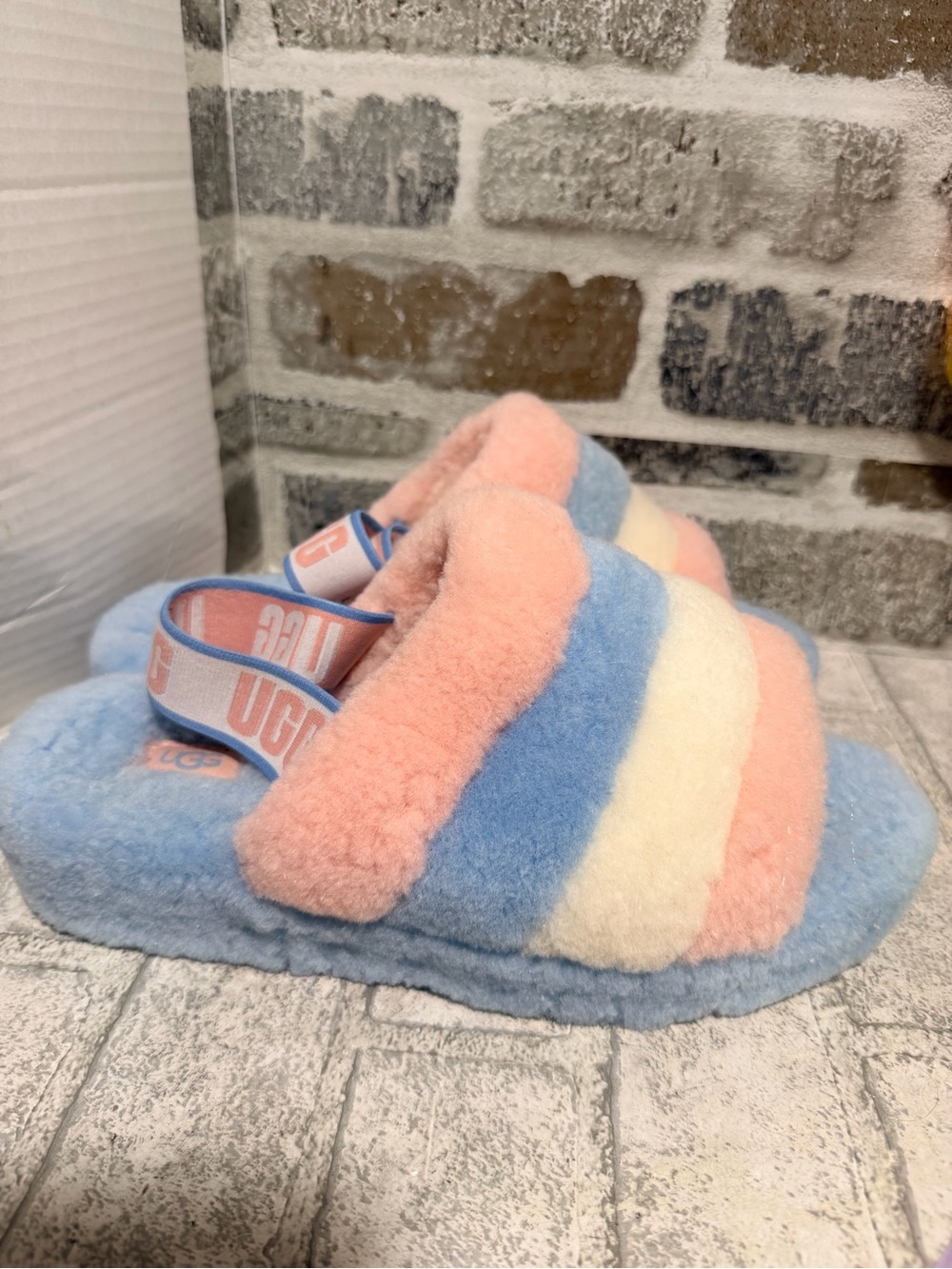 UGG Fluff Yeah Slide Pride Stripes
Slippers size 9